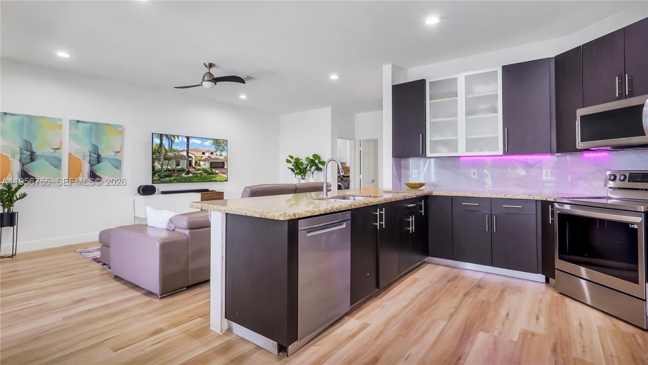 637 Lake Blvd, Weston, FL 33326 Photo