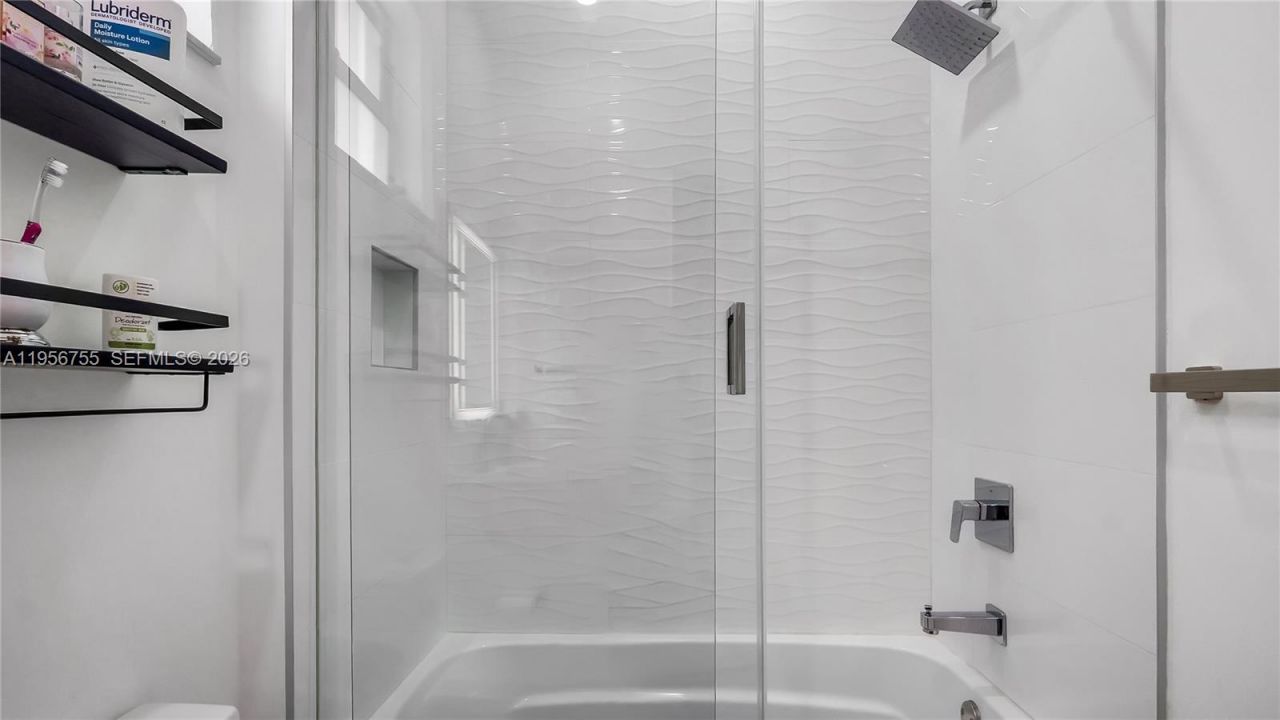 637 Lake Blvd, Weston, FL 33326 Photo