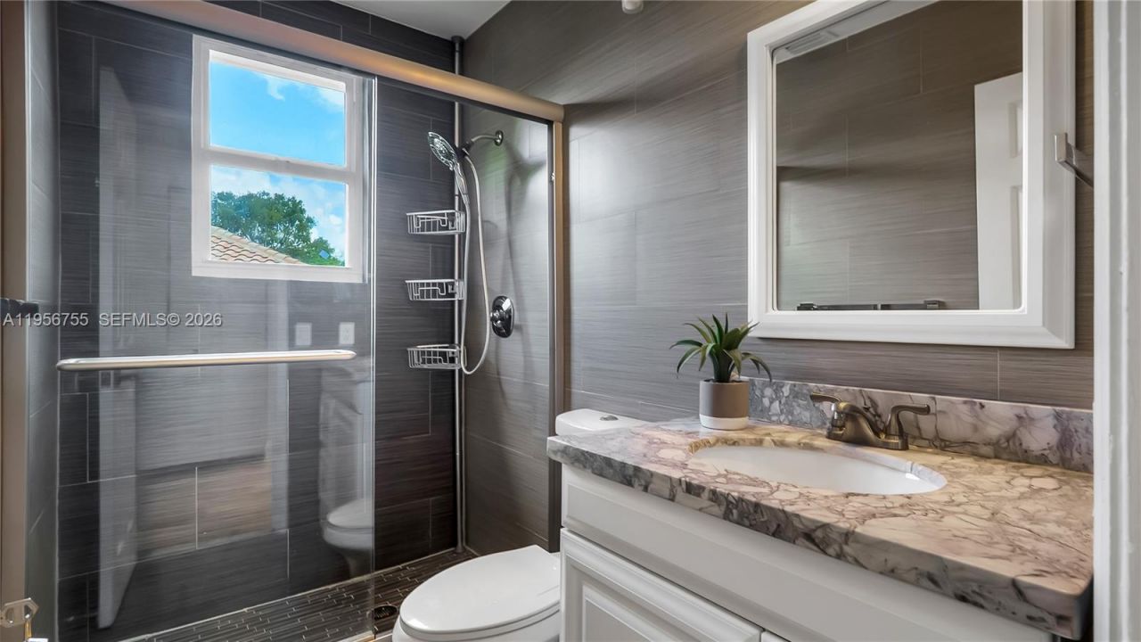 637 Lake Blvd, Weston, FL 33326 Photo