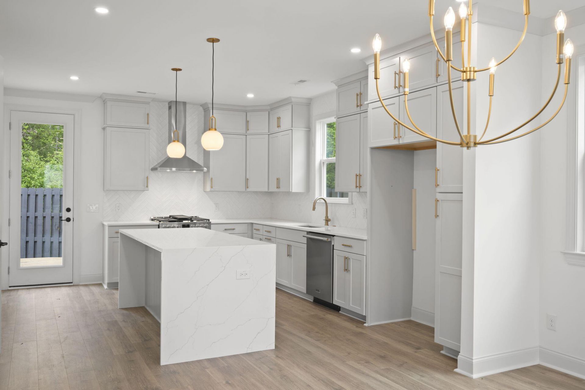 544 Hayes Park Boulevard Photo 9