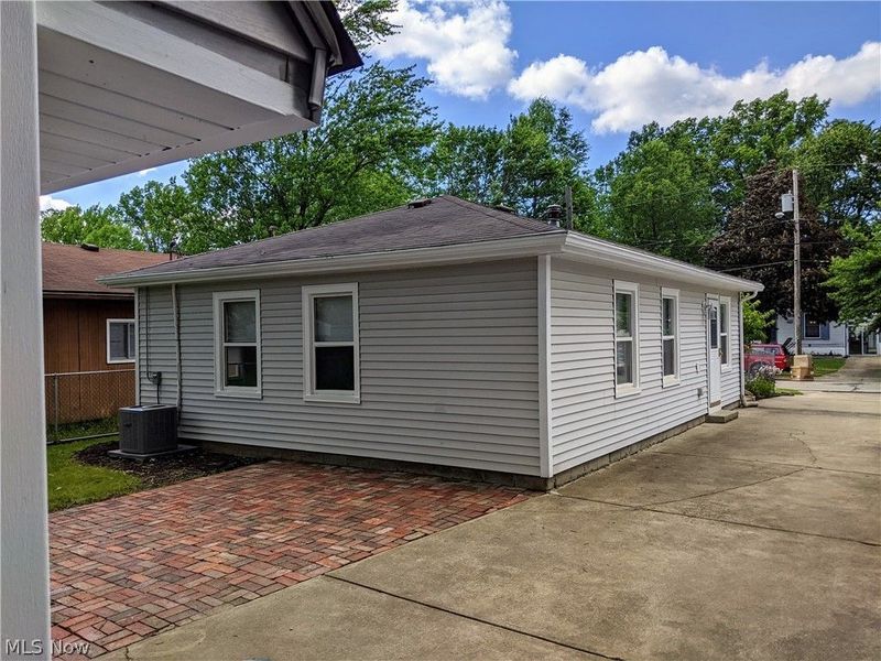 549 Delaware Avenue, Elyria, OH 44035 Photo 3