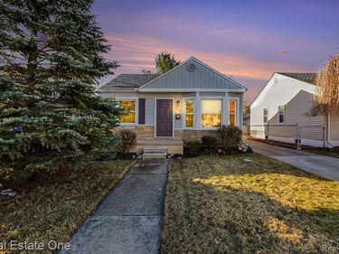 421 W Kalama Avenue, Madison Heights, MI 48071