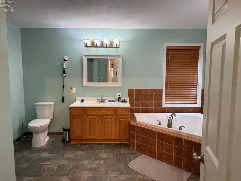 1485 Autumnwoods Drive, Fremont, OH 43420 Photo 29