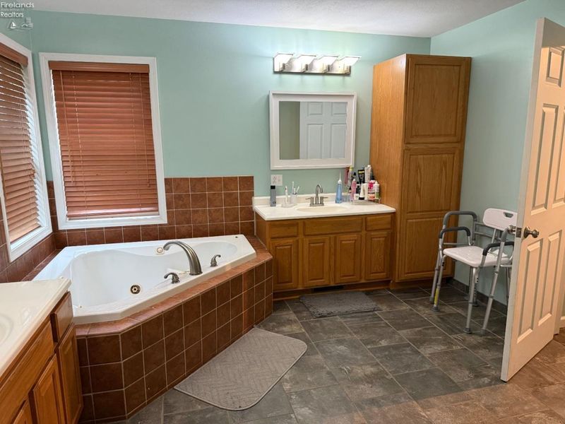 1485 Autumnwoods Drive, Fremont, OH 43420 Photo 30