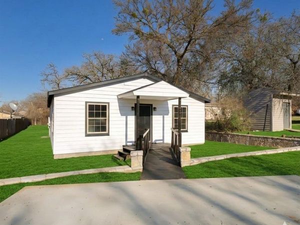 609 western hills Trail , Granbury, TX 76049