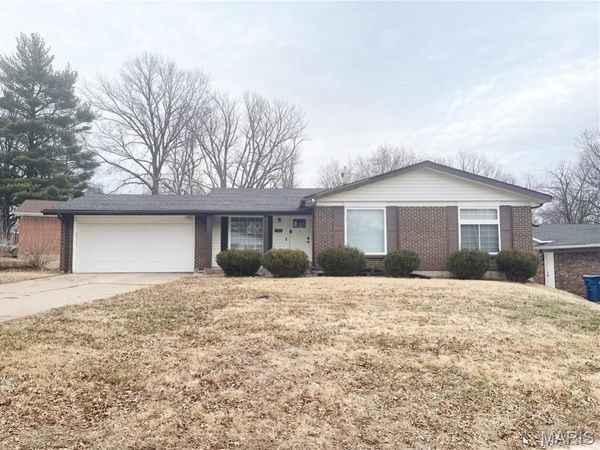 11870 Hidden Lake Drive , St Louis, MO 63138