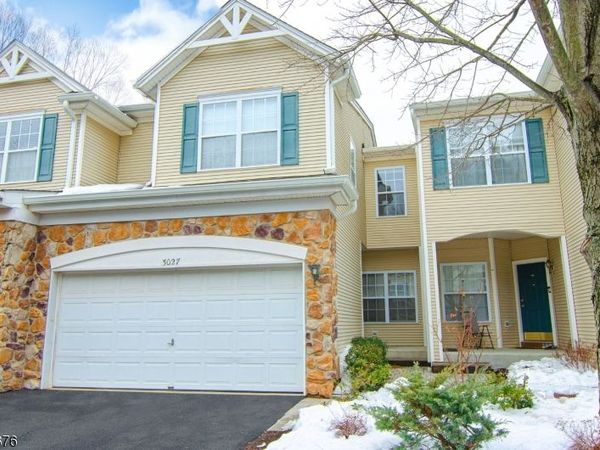 3027 King Ct, Green Brook, NJ 08812