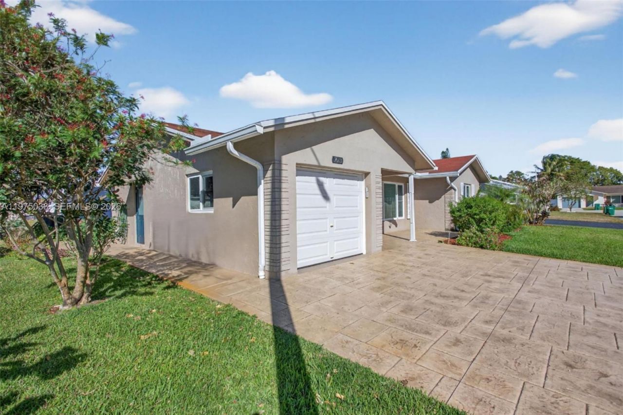 7613 NW 67th Ave, Tamarac, FL 33321 Photo