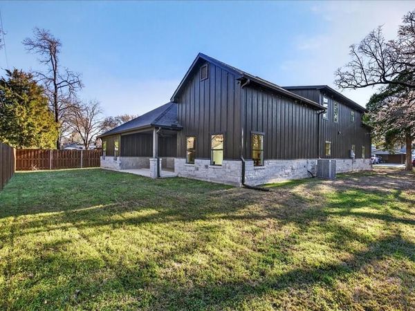 114 Castlewood Road, Enchanted Oaks, TX 75156