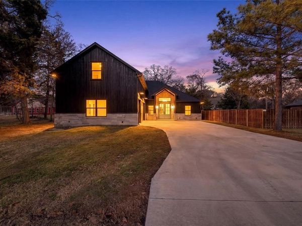114 Castlewood Road, Enchanted Oaks, TX 75156