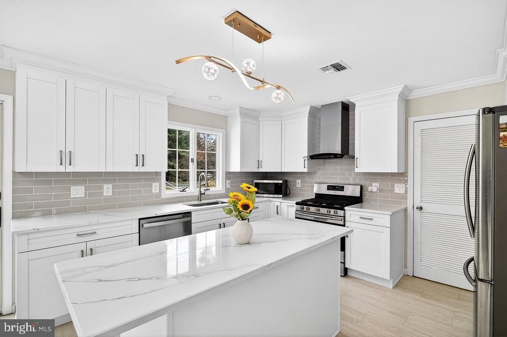 4 Barrington Drive, West Windsor, NJ 08550 Main Photo