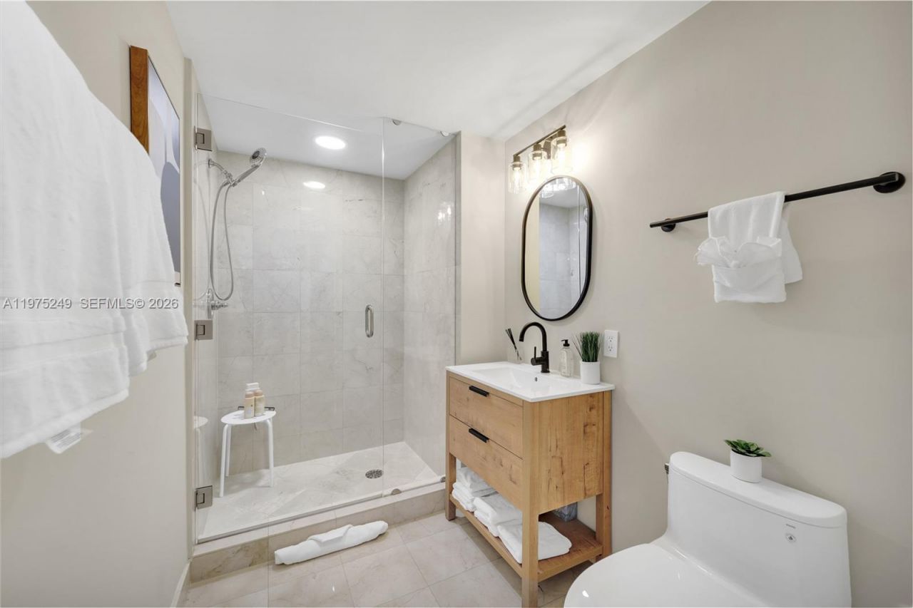 6365 Collins Ave, Unit 3906, Miami Beach, FL 33141 Photo