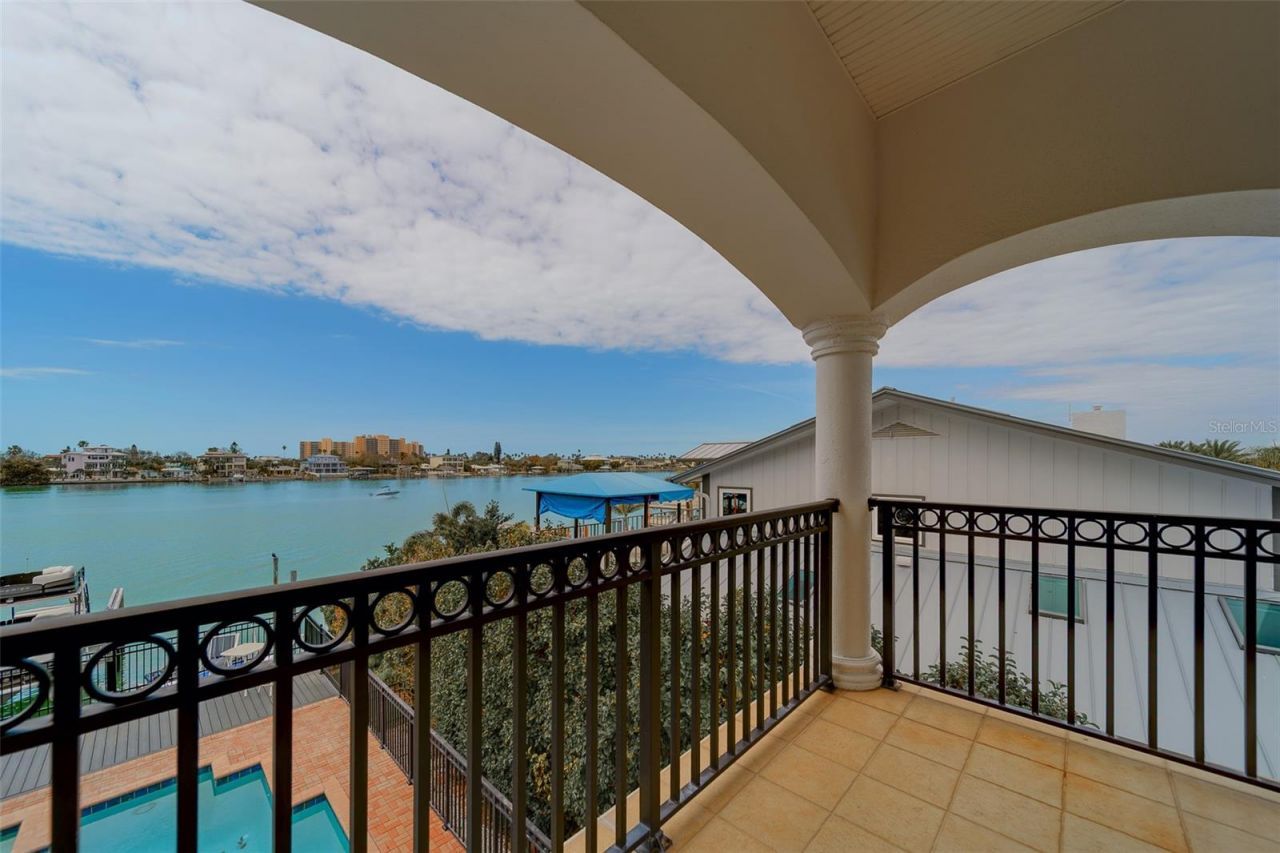 824 Island Way, Clearwater Beach, FL 33767 Photo