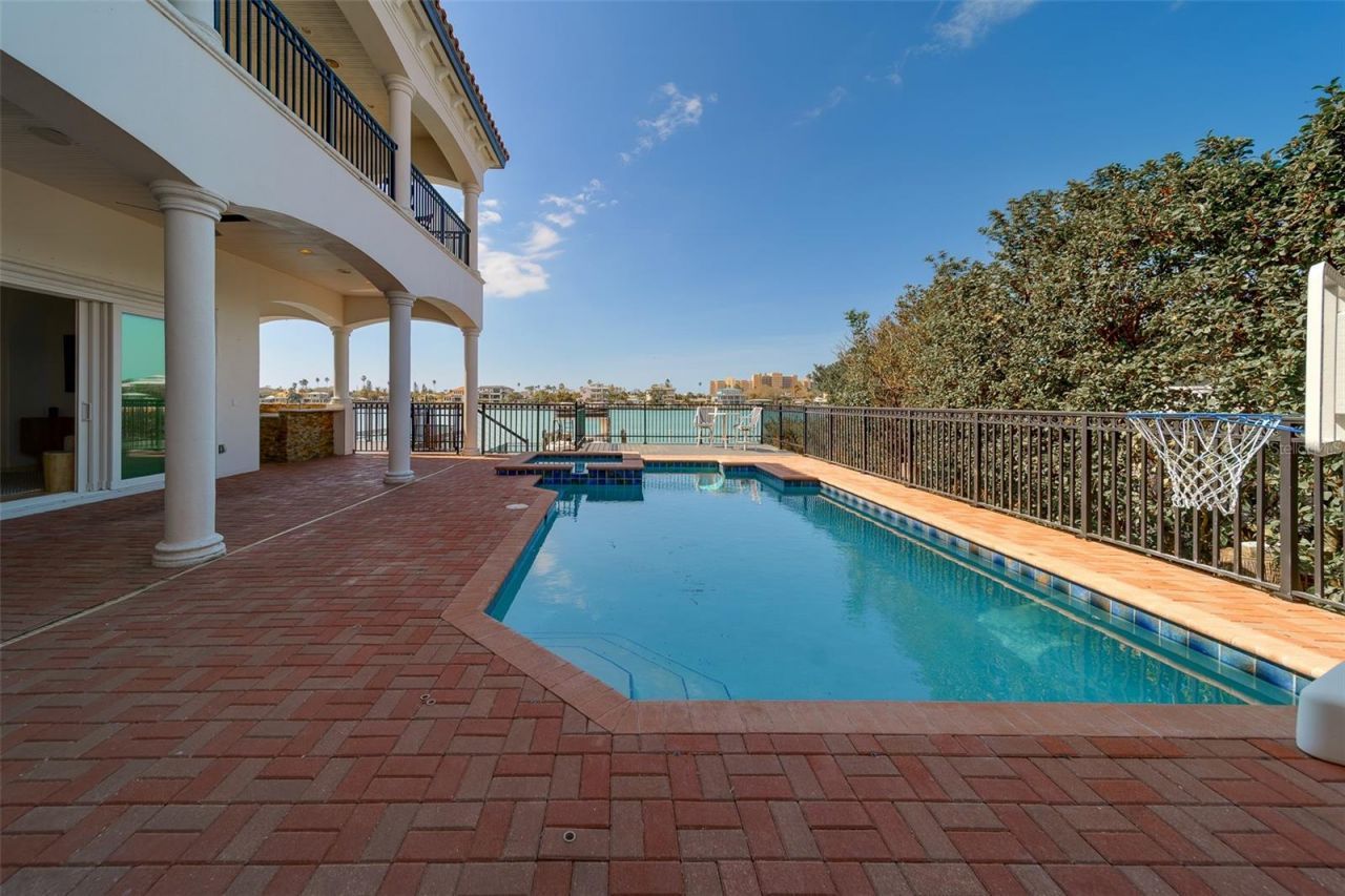 824 Island Way, Clearwater Beach, FL 33767 Photo