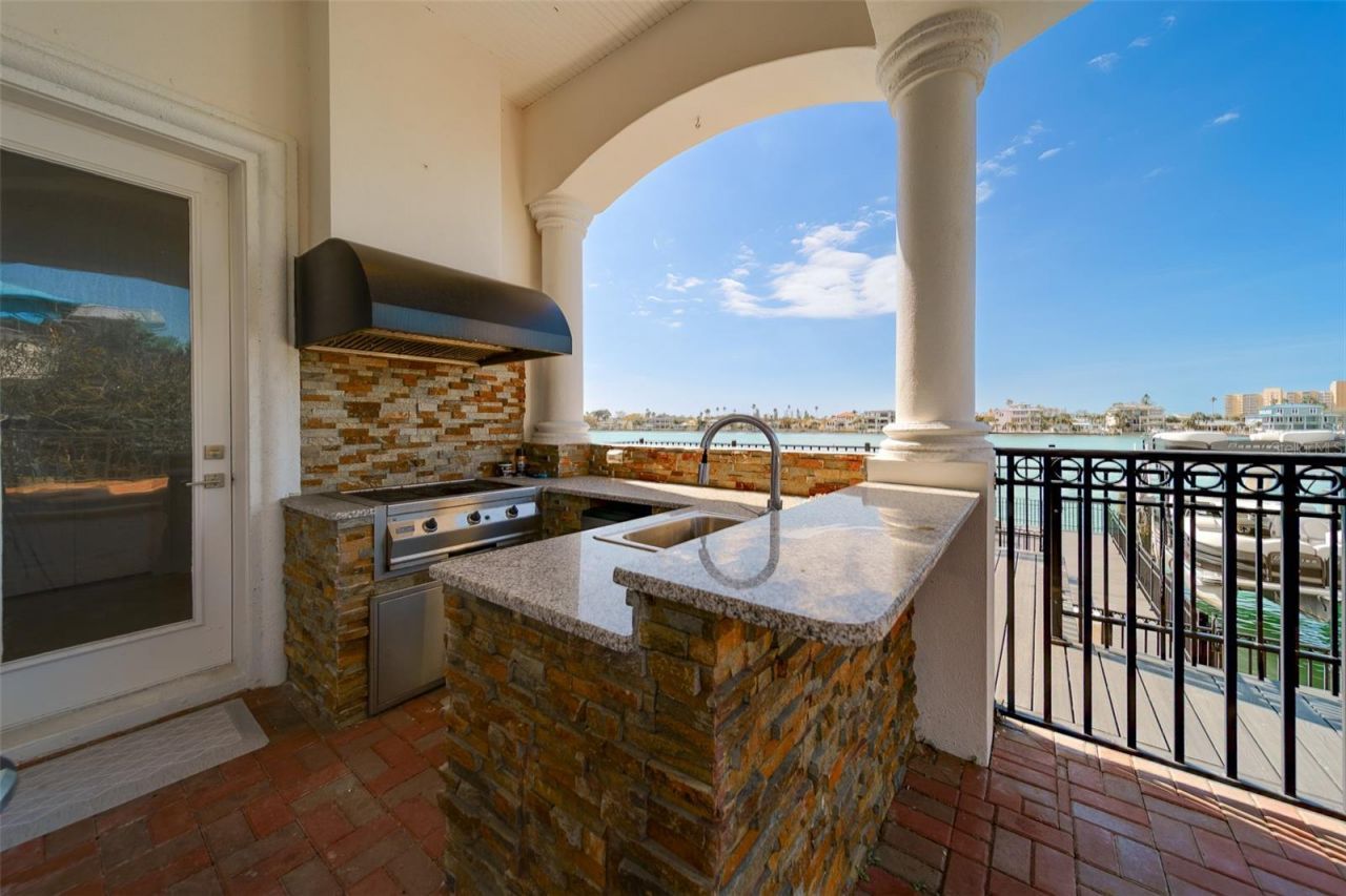 824 Island Way, Clearwater Beach, FL 33767 Photo