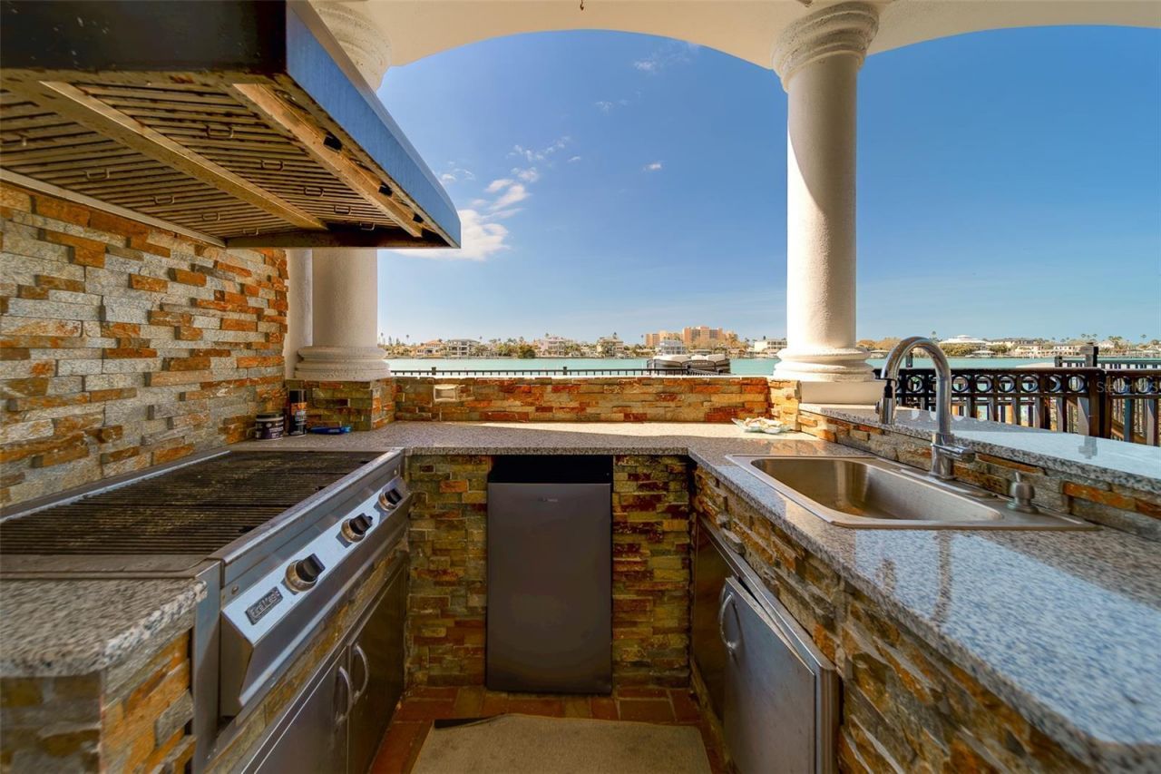 824 Island Way, Clearwater Beach, FL 33767 Photo