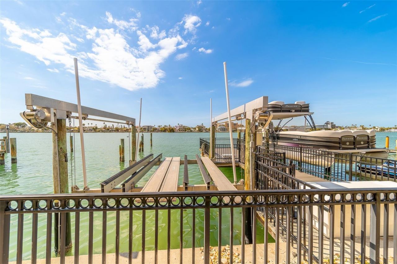 824 Island Way, Clearwater Beach, FL 33767 Photo