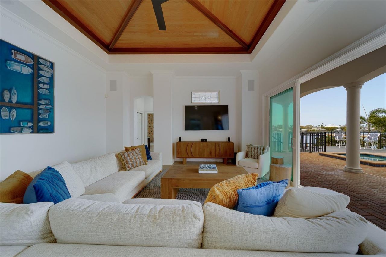 824 Island Way, Clearwater Beach, FL 33767 Photo