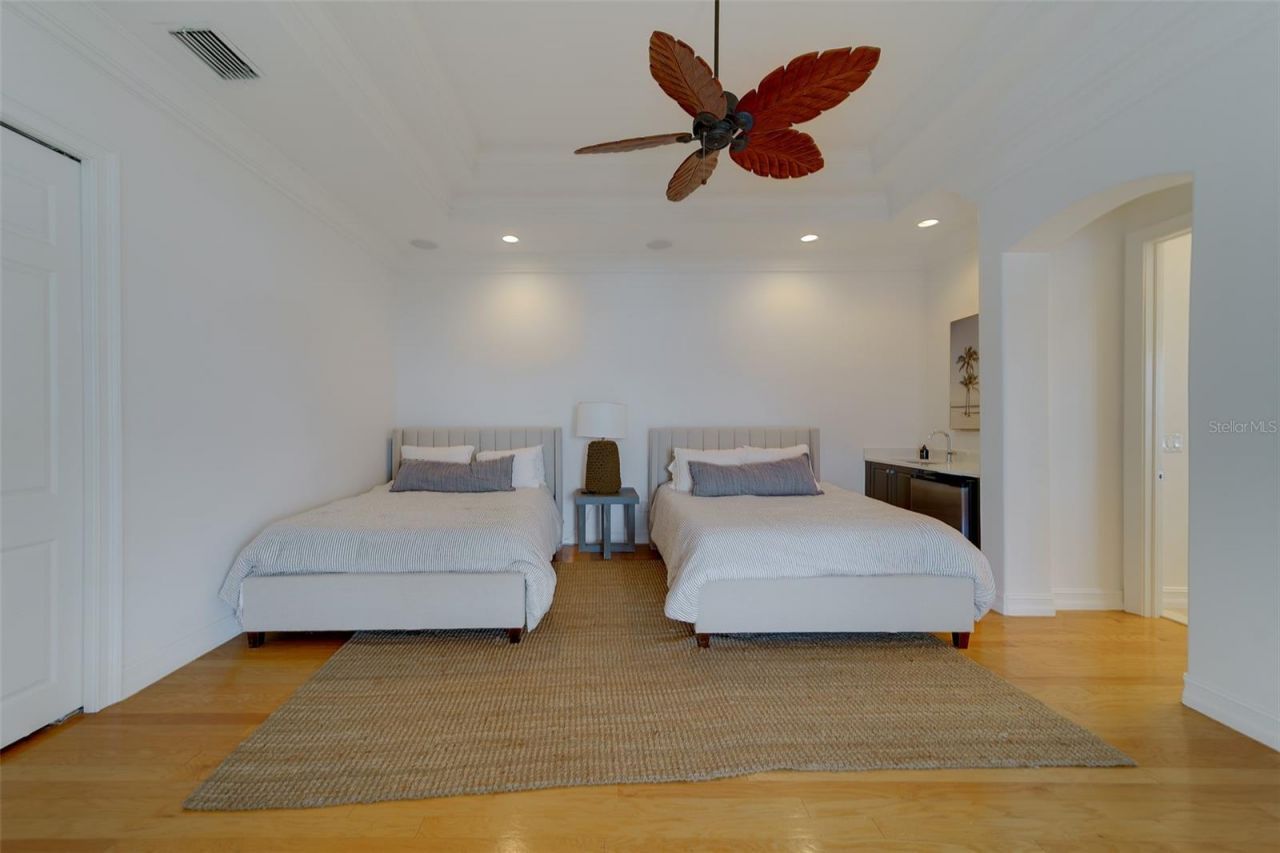 824 Island Way, Clearwater Beach, FL 33767 Photo