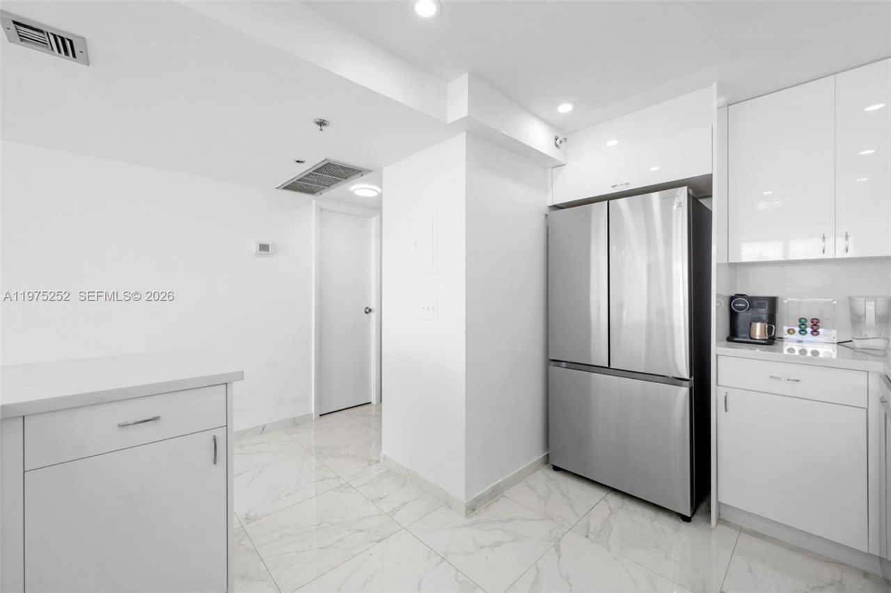 4101 Pine Tree Dr, Unit 919, Miami Beach, FL 33140 Photo