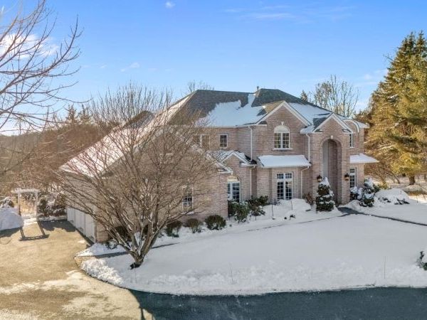 4 Downing Ct, Chester, NJ 07930