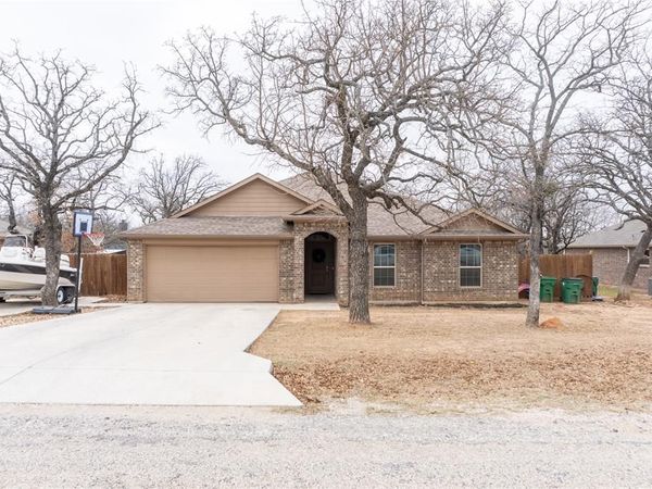207 Shady Oaks Drive, Runaway Bay, TX 76426