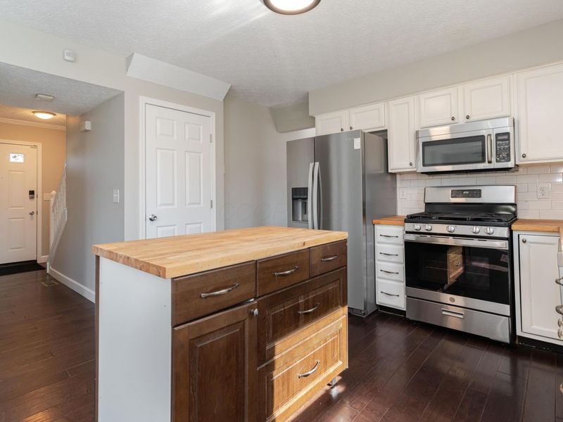 299 Sherwood Meadows Drive , Columbus, OH 43230 Photo 7