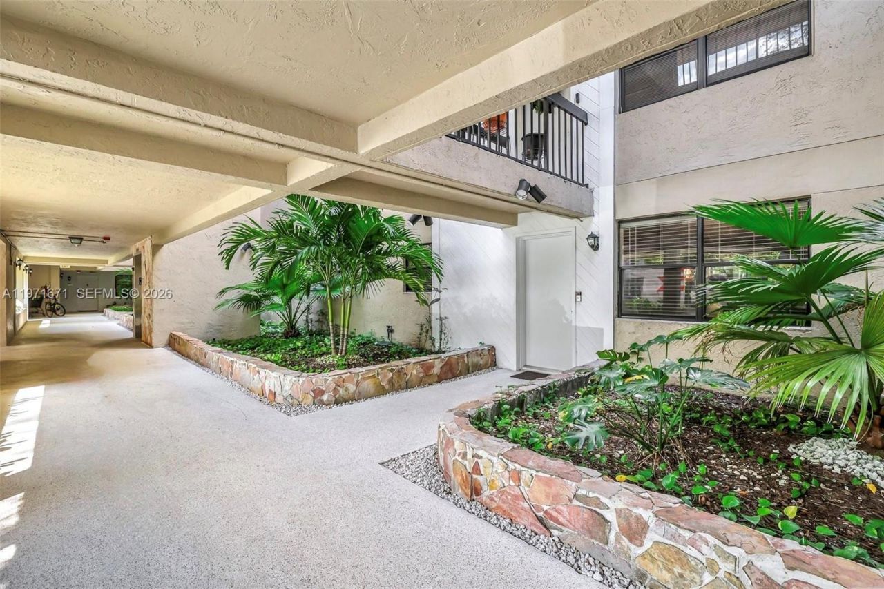 601 Ives Dairy Rd, Unit 00, Miami, FL 33179 Photo