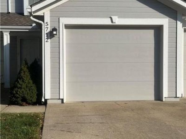 5712 NW Plantation Lane, Lee's Summit, MO 64064