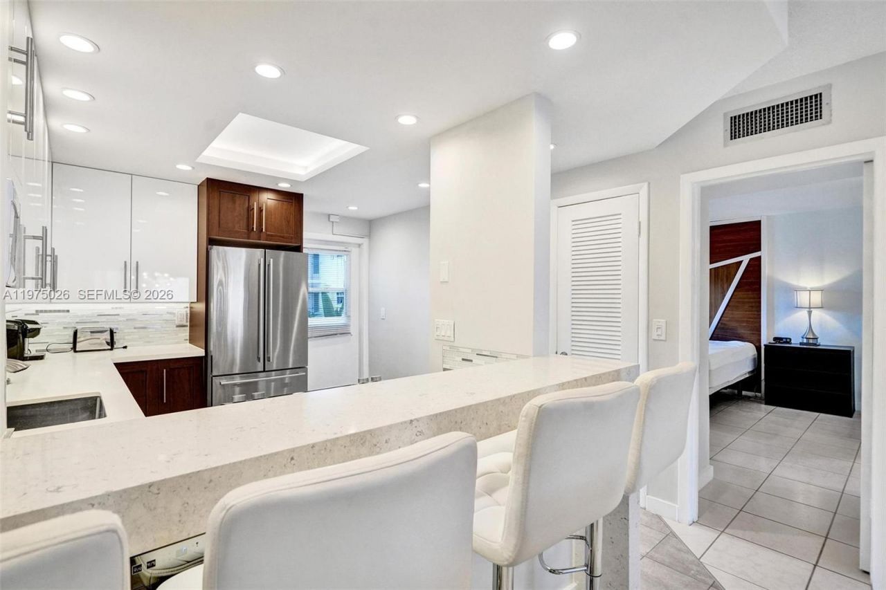 450 Paradise Isle Blvd , Unit 204, Hallandale Beach, FL 33009 Photo