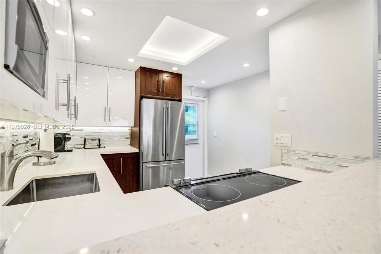 450 Paradise Isle Blvd , Unit 204, Hallandale Beach, FL 33009 Photo