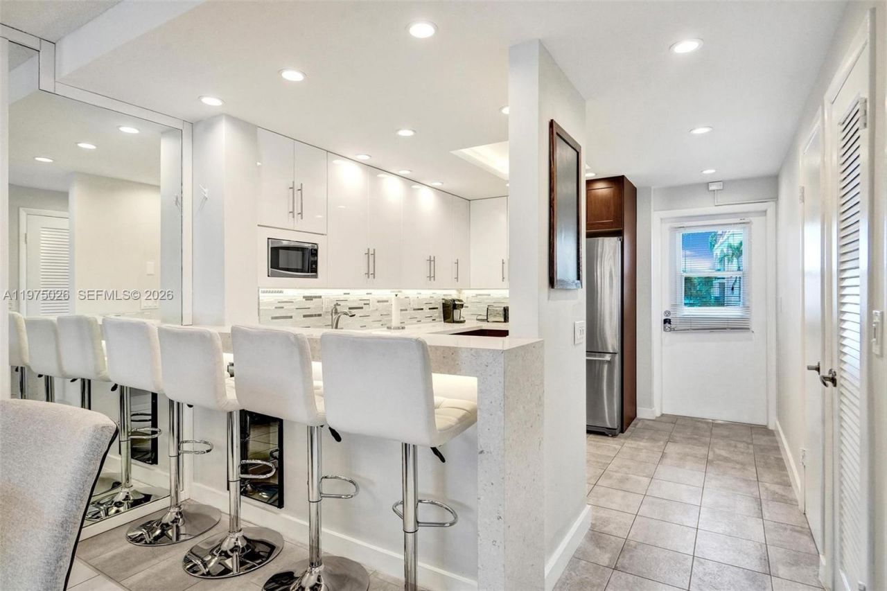 450 Paradise Isle Blvd , Unit 204, Hallandale Beach, FL 33009 Photo