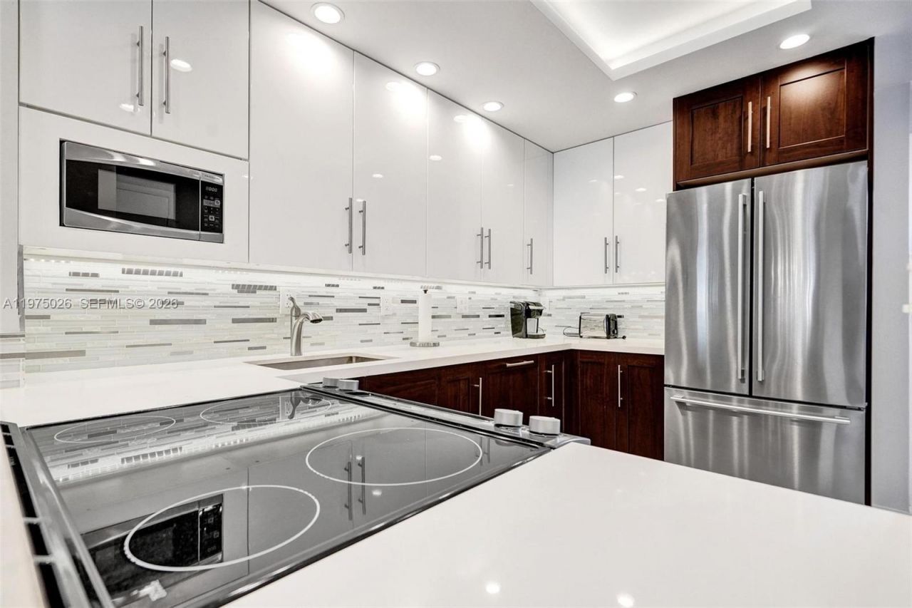 450 Paradise Isle Blvd , Unit 204, Hallandale Beach, FL 33009 Photo