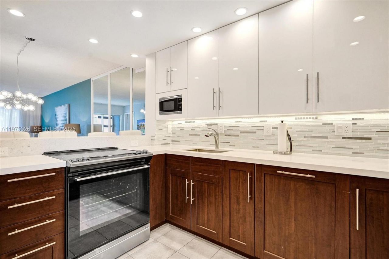 450 Paradise Isle Blvd , Unit 204, Hallandale Beach, FL 33009 Photo