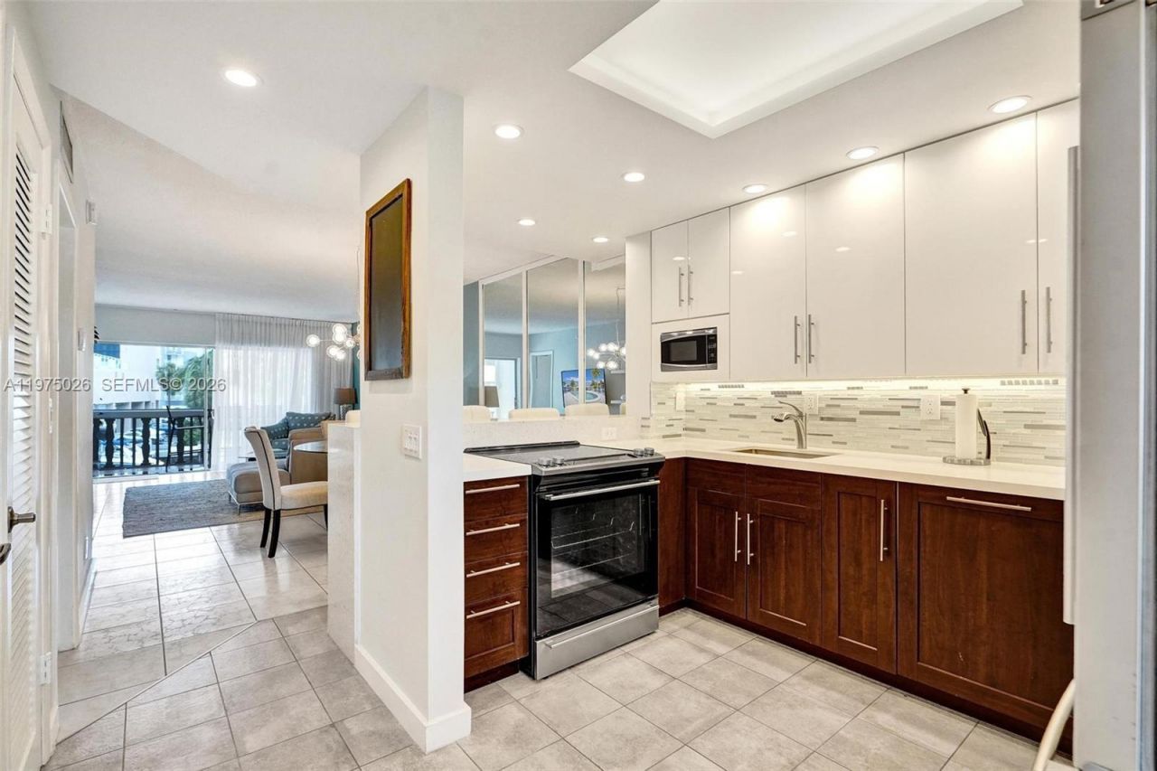 450 Paradise Isle Blvd , Unit 204, Hallandale Beach, FL 33009 Photo