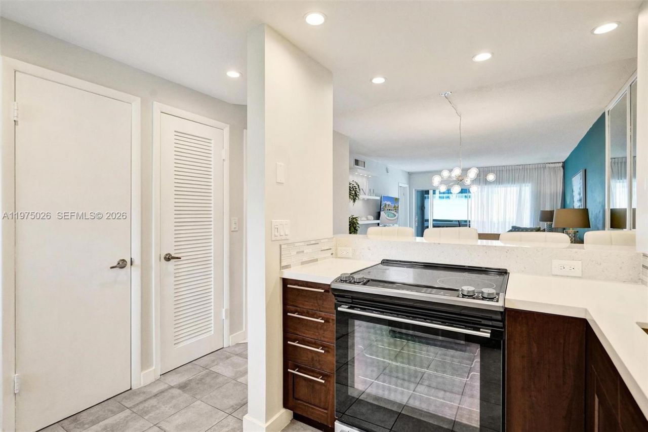 450 Paradise Isle Blvd , Unit 204, Hallandale Beach, FL 33009 Photo