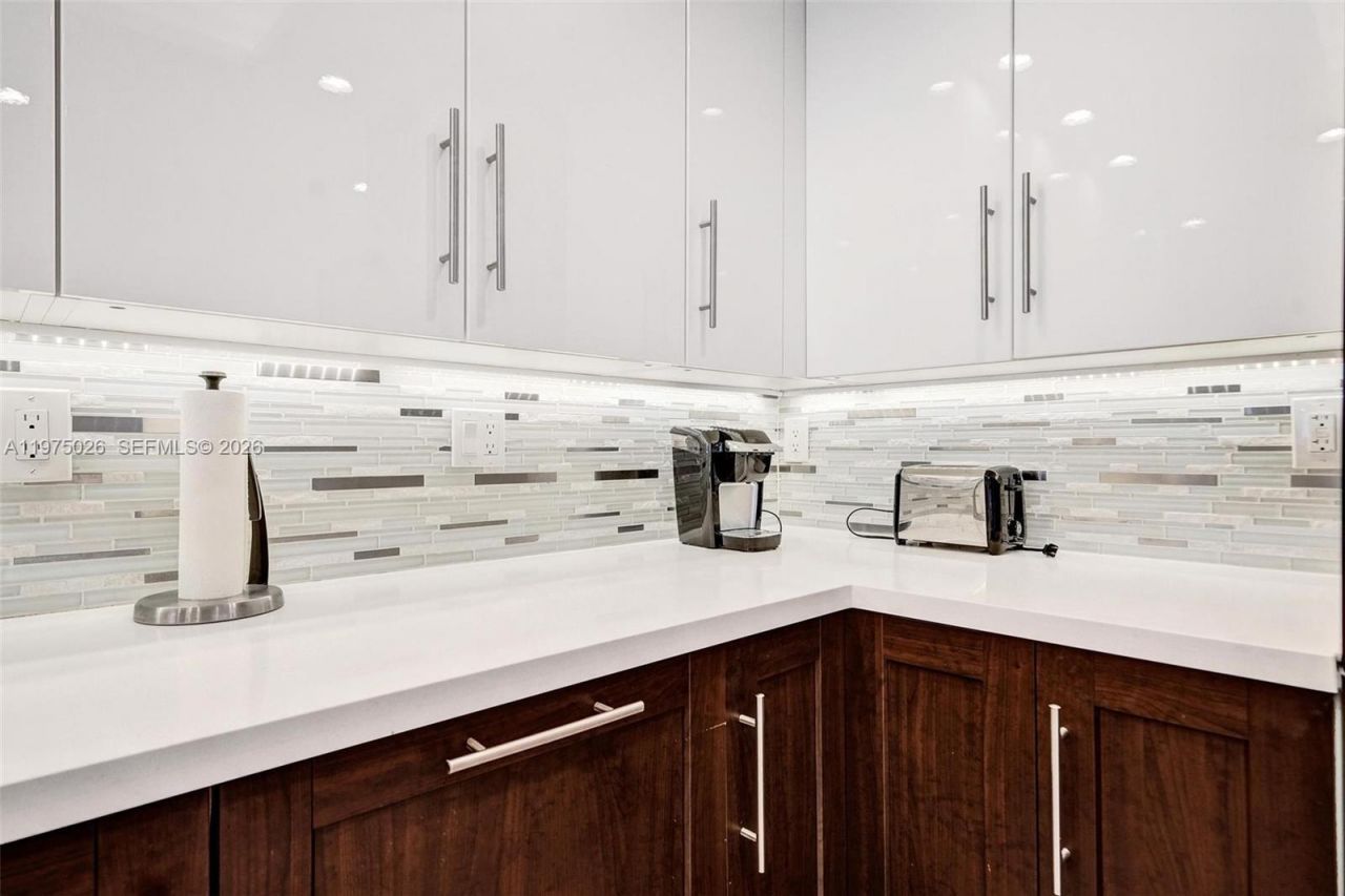 450 Paradise Isle Blvd , Unit 204, Hallandale Beach, FL 33009 Photo