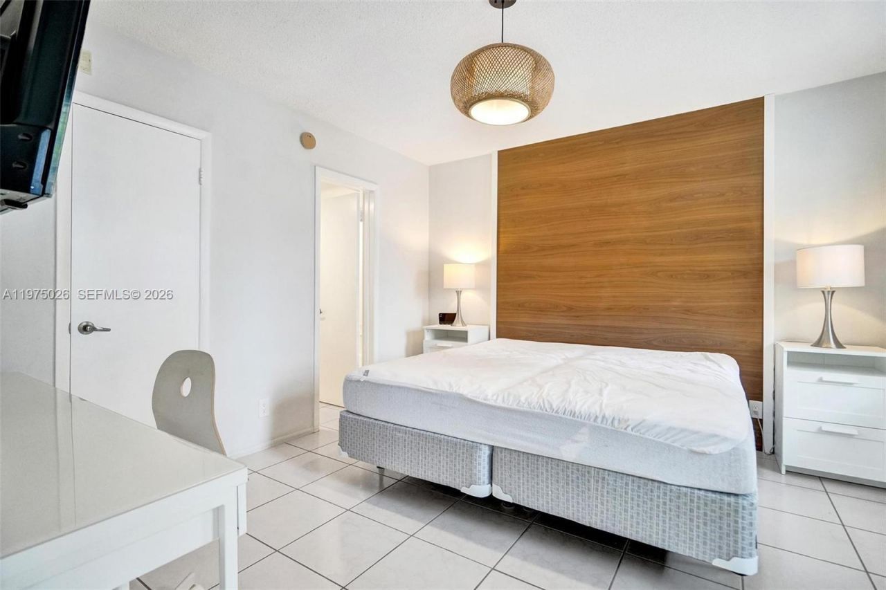 450 Paradise Isle Blvd , Unit 204, Hallandale Beach, FL 33009 Photo