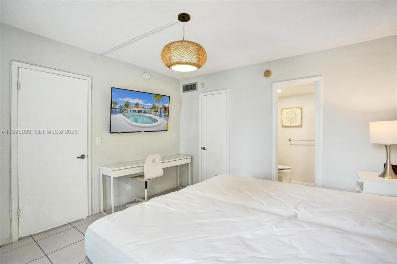 450 Paradise Isle Blvd , Unit 204, Hallandale Beach, FL 33009 Photo