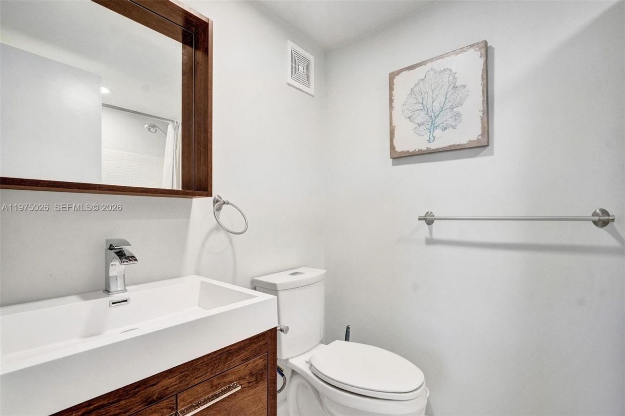 450 Paradise Isle Blvd , Unit 204, Hallandale Beach, FL 33009 Photo