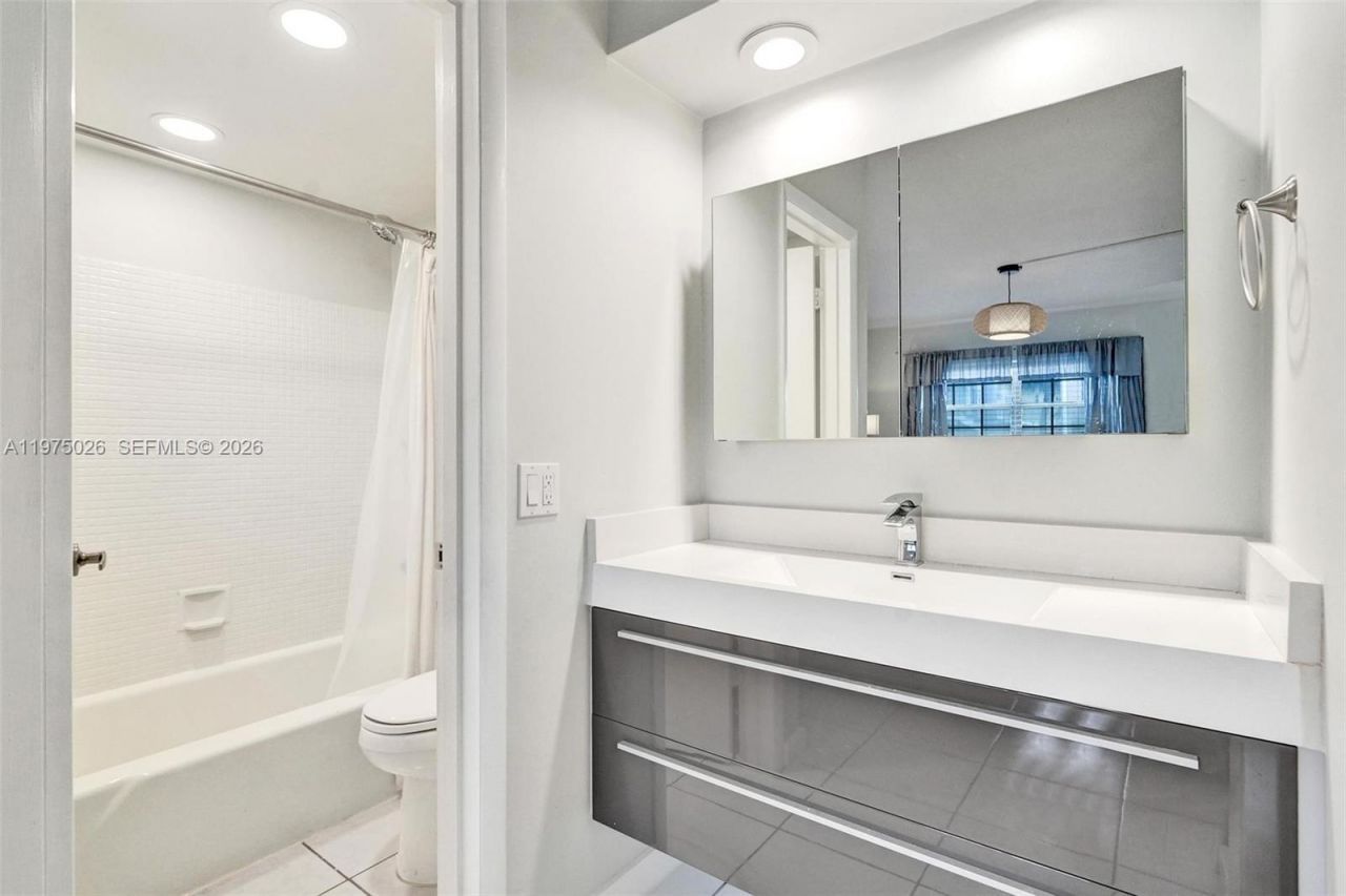 450 Paradise Isle Blvd , Unit 204, Hallandale Beach, FL 33009 Photo