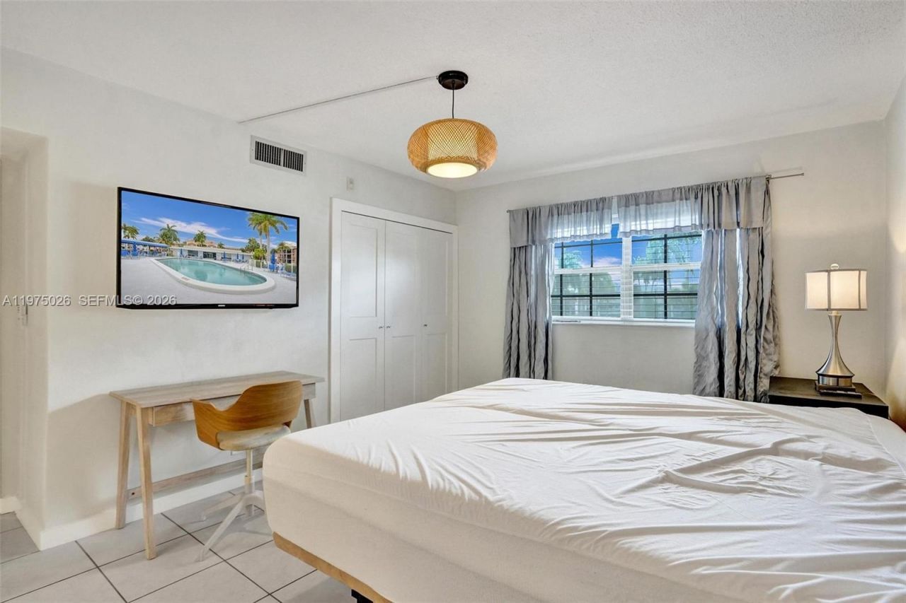 450 Paradise Isle Blvd , Unit 204, Hallandale Beach, FL 33009 Photo
