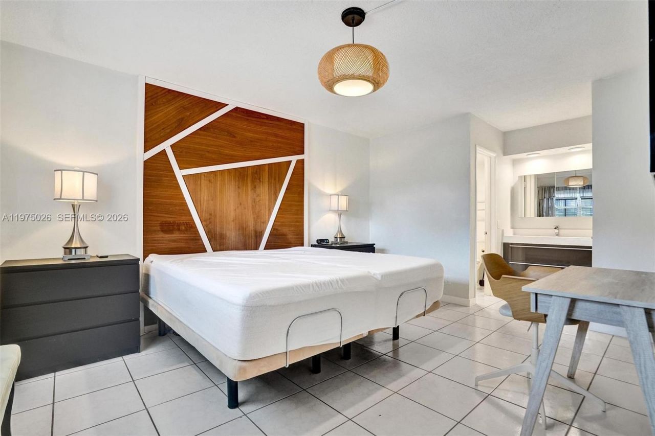 450 Paradise Isle Blvd , Unit 204, Hallandale Beach, FL 33009 Photo