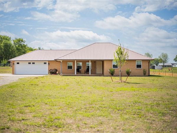 1923 W Columbia Street, Okemah, OK 74859