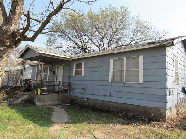 805 SW 4th , Lindsay, OK 73052