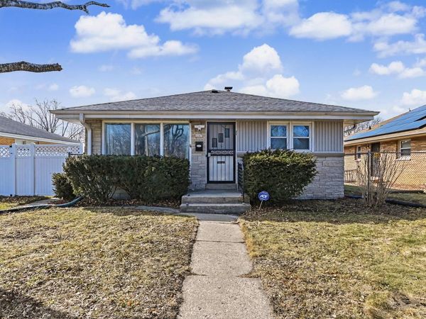 6045 W Lincoln Creek DRIVE, Milwaukee, WI 53218