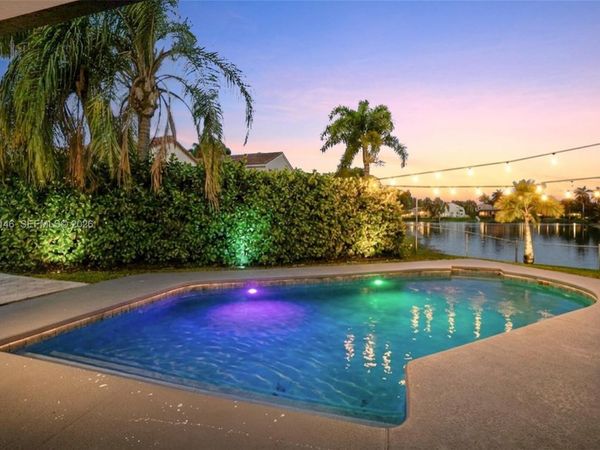 1034 NW 184th Way , Pembroke Pines, FL 33029