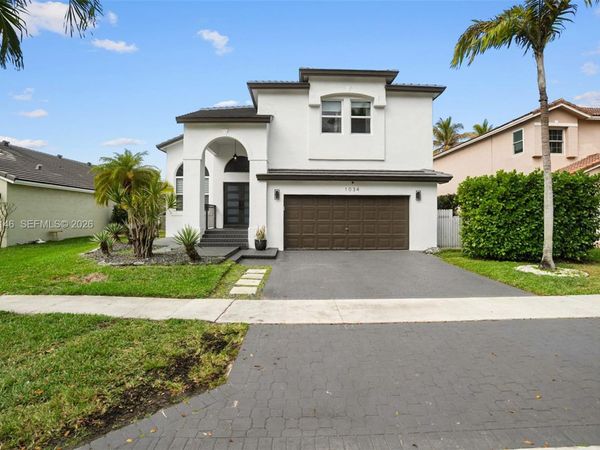 1034 NW 184th Way , Pembroke Pines, FL 33029