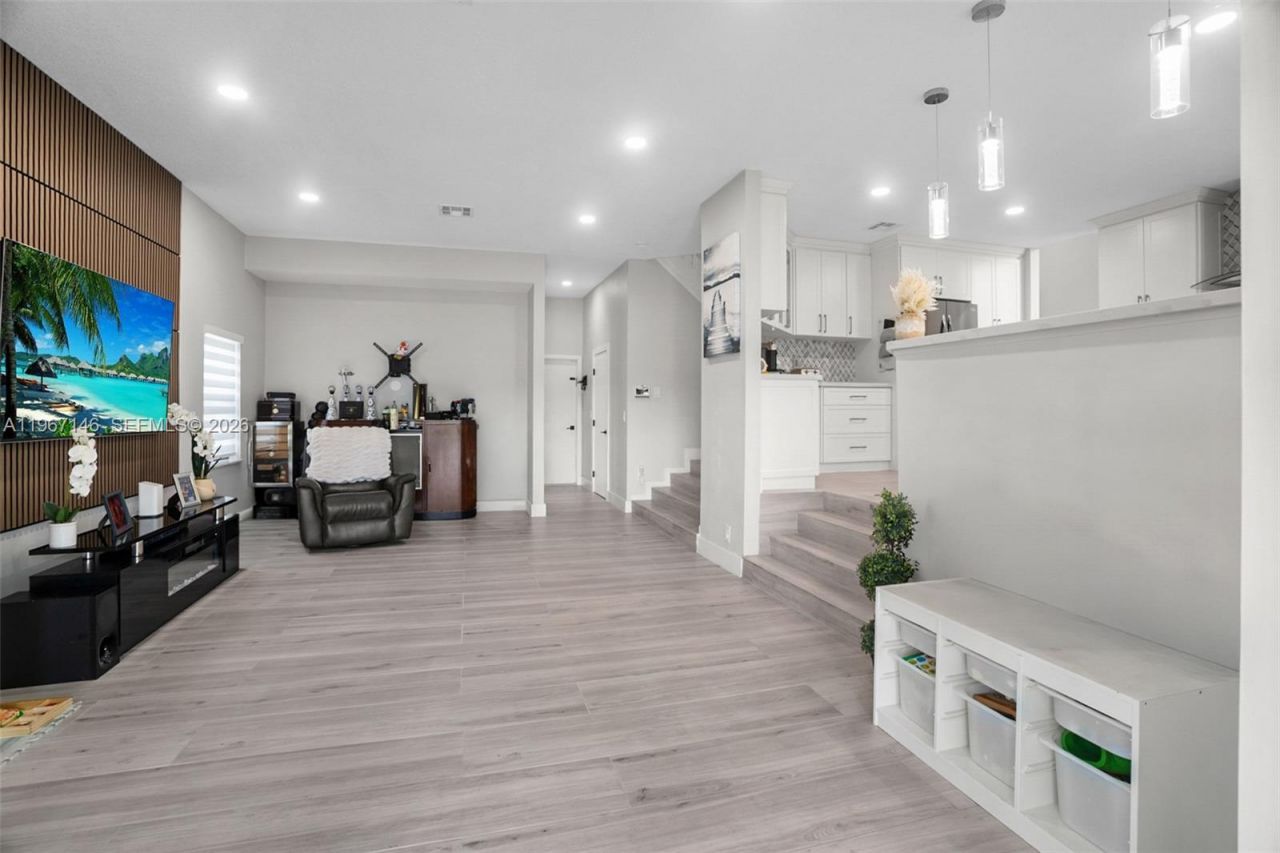 1034 NW 184th Way , Pembroke Pines, FL 33029 Photo