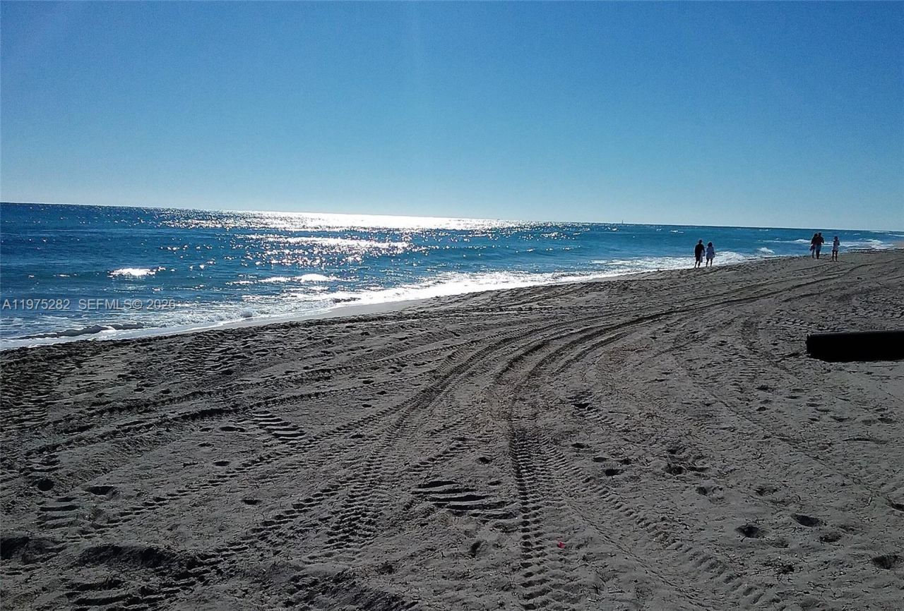 401 Golden Isles Dr , Unit 208, Hallandale Beach, FL 33009 Photo